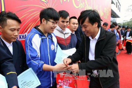 Poor people receive aid for Tet celebration - ảnh 1